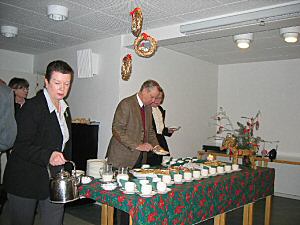 Outi kaataa kahvia, kuvasi Kari